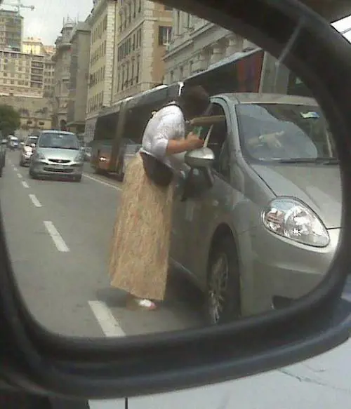 Degrado Questue, bivacco e barbecue  Ecco Genova, città dei diritti. Dei rom