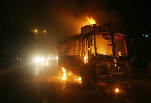 Pakistan, scontri a Karachi: 45 vittime 
Ucciso politico al funerale in moschea