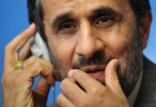 Iran, bomba sulla strada 
Paura per Ahmadinejad 
sfuggito a un attentato