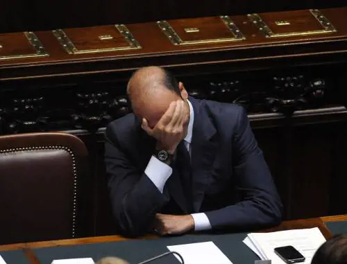 Bersani: "Cln per cacciare il premier" 
Alfano non ci sta: "Violenza inaudita"
