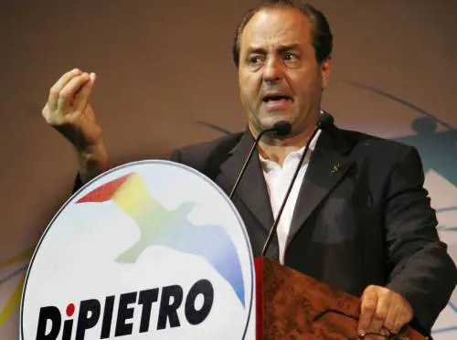 Scontro Pd-Idv: Di Pietro: no al terzo polo