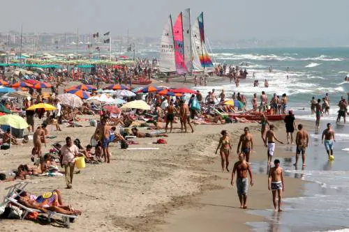Ostia, baci sulla spiaggia: 
omosessuali allontanati 
E l'Arcigay chiede i danni
