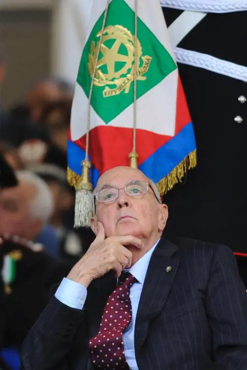 Napolitano frena sul voto: "Basta attacchi a Fini"
