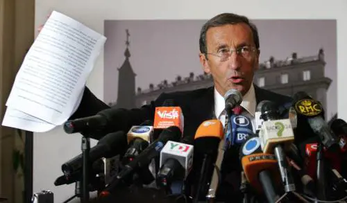 Casa a Montecarlo, c'è la prova che Fini mente 
Lui querela: calunnie. Noi pubblichiamo le carte