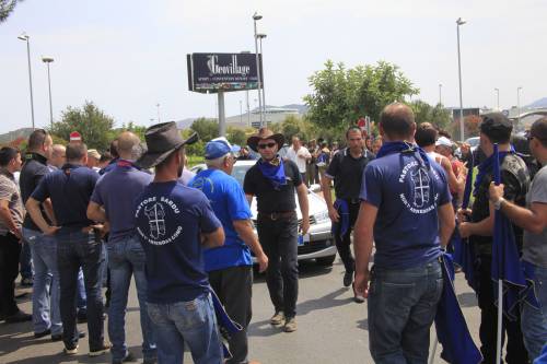 Olbia, pastori in rivolta 
bloccano l'aeroporto: 
tensione coi passeggeri