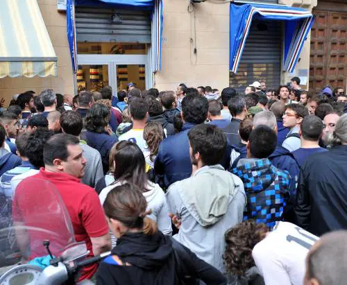 Una folla di tifosi delusi