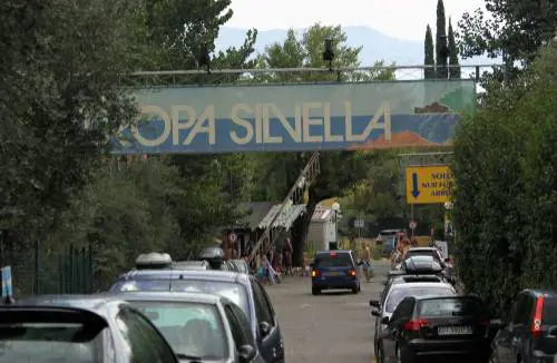 Maltempo, albero cade 
su una tenda: grave 
una ragazza di 16 anni