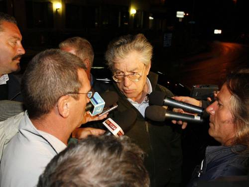 Bossi: "Fini si dimetta o al voto entro dicembre"