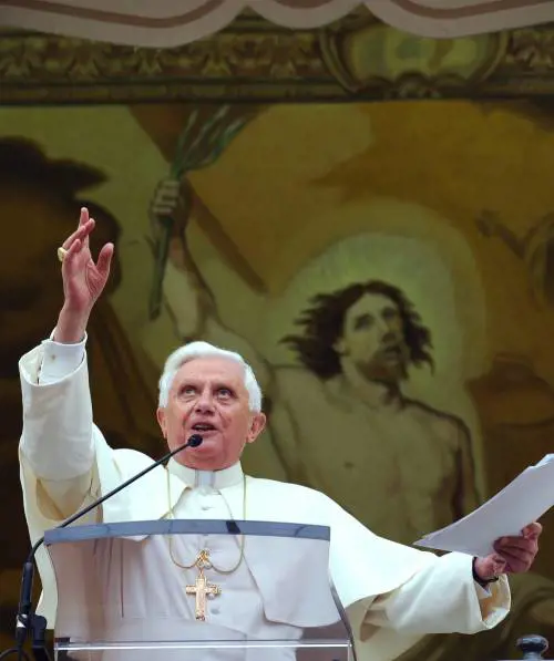 Il Papa: "Giusto accogliere genti di ogni paese"