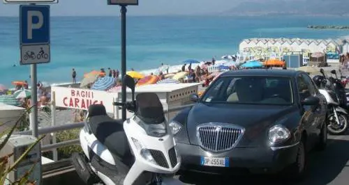 Crociata del Pdl contro l’auto blu per il mare