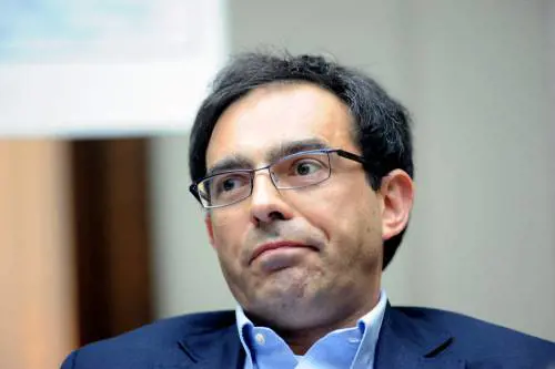 Ecco l'atroce dilemma del teologo: 
"Mi si nota di più se vado o resto?"