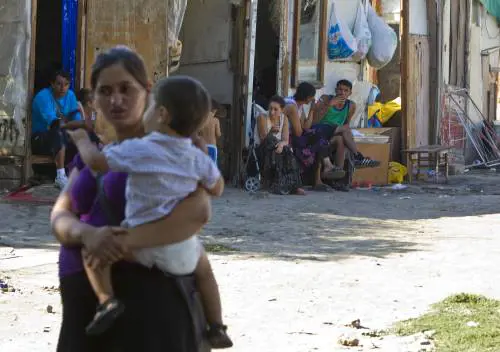 Espulsioni, il Vaticano: 
"Colpiscono i deboli" 
Onu: evitare collettive