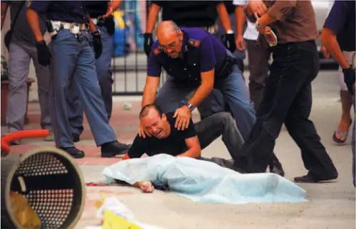 Spara in cortile all’ex moglie dopo una lite per tenere i tre figli