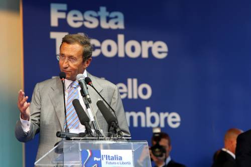 Mirabello, Fini dice tutto e il contrario  
"Il Pdl non c’è più, ma andiamo avanti"