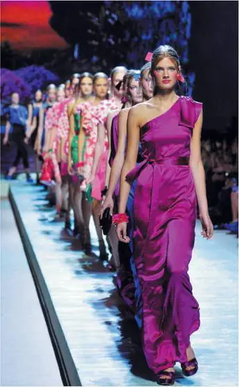 Sfilate in piazza Duomo 
e performance nel centro 
per 200mila spettatori