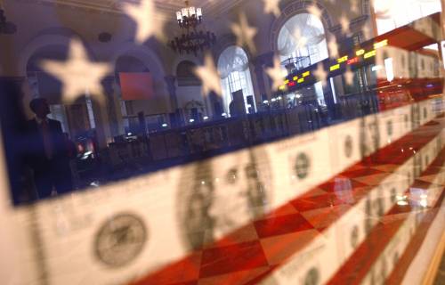 Usa, dollaro in forte crisi: 
crolla ai minimi da 15 anni 
A picco le Borse asiatiche