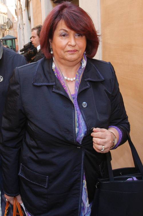 La finiana Angela Napoli: "Deputate prostitute" 
Scoppia la bagarre, interviene Fini e lei si scusa