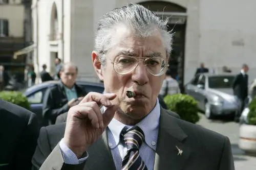 Bossi rinvia le urne: "Se Silvio va avanti per noi va bene"