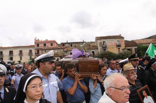 Pollica, lacrime e applausi ai funerali di Vassallo 
Vescovo: "Assassini bestie, spero non siano qui"