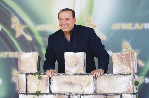 Dal ritorno di Hitler al gioco della torre, Silvio strappa applausi e risate