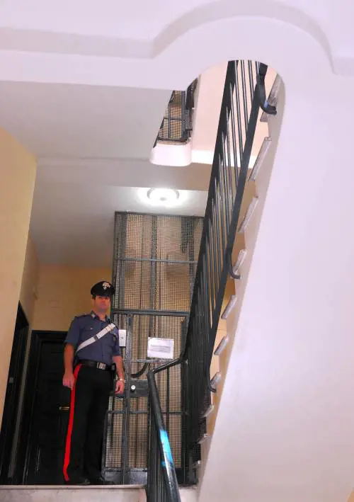 Incastrata tra l'ascensore e le scale 
Morta per asfissia addetta alle pulizie 
