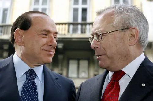 Pdl, a rischio gruppo di responsabilità 
I finiani: "Un pasticcio, siamo decisivi"