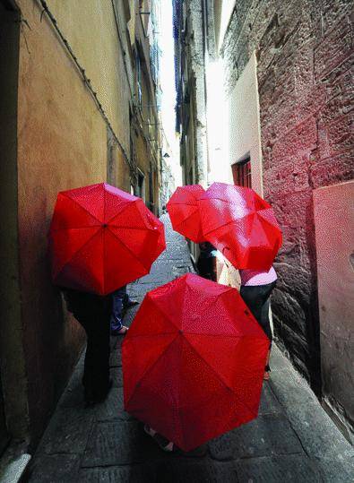 Le lucciole aprono gli ombrelli rossi