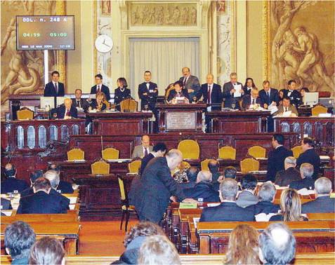 La Regione Sicilia assume: 
basta saper spostare un foglio