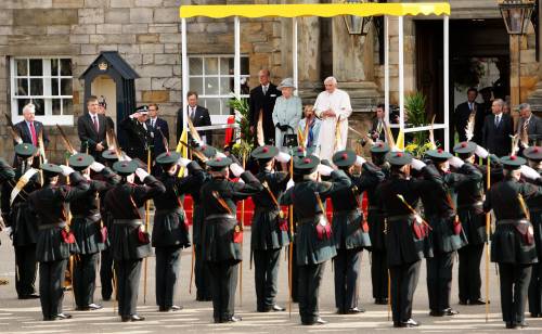 Il Papa da Edimburgo 
"Preti e abusi pedofili 
Chiesa non ha vigilato"