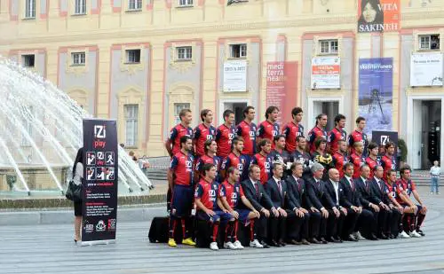 Lo staff del Genoa  si mette in posa davanti alla fontana