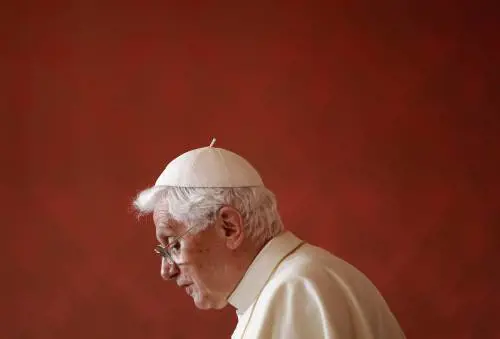 Londra, il Papa nel mirino 
Arrestati sei algerini: 
"Volevano assassinarlo"