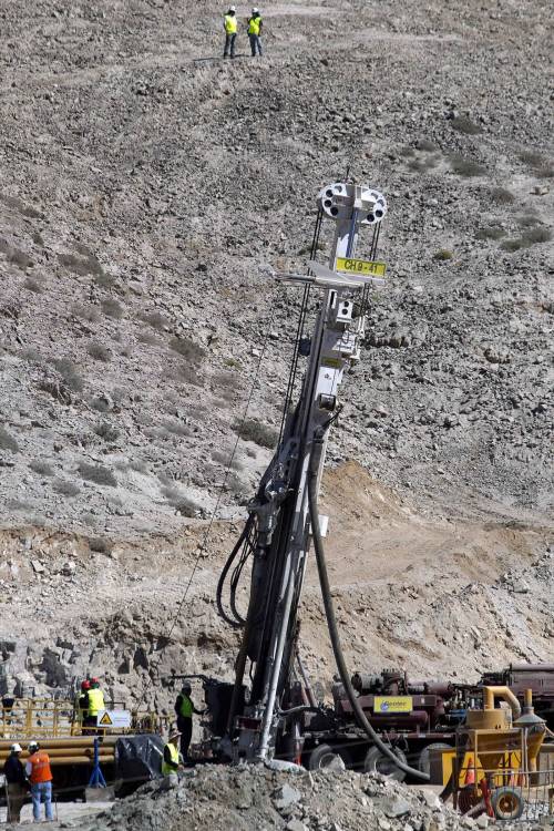 Cile, minatori in trappola 
Iniziato scavo per salvarli