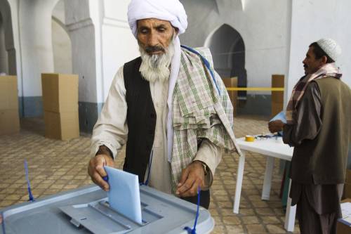 Elezioni in Afghanistan, 
colpito un bus di elettori 
Razzi contro base italiana