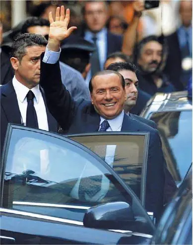 Berlusconi: "Una manovra dissennata lo strappo del Fli"