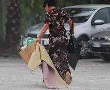 Il finiano resta nel Pdl, spacca l’opposizione e chiede soldi per i rom