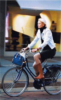 Per sfilare nel traffico 
l’auto non piace più: 
va di moda la bicicletta
