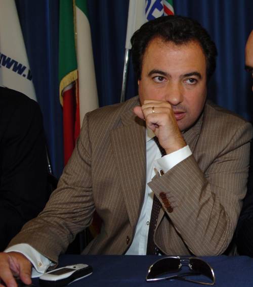 Rifiuti, in Abruzzo arrestato assessore regionale 
Indagati due senatori Pdl, i pm: "Soldi ai politici"