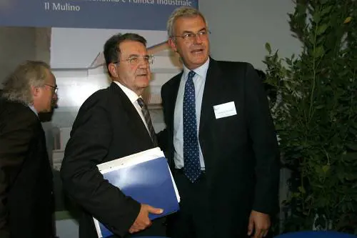 Profumo ai vertici del Pd? 
La sinistra si lascia tentare 
Ora Bossi teme i tedeschi