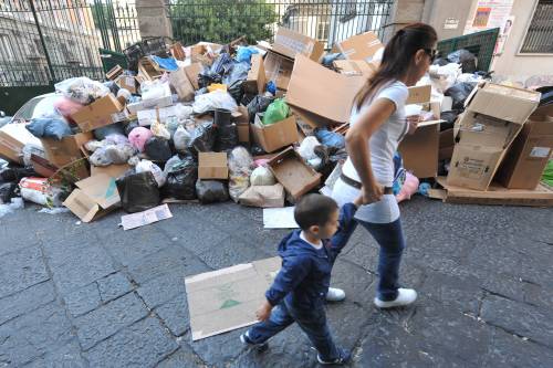 Napoli nel caos, cumuli di rifiuti davanti a scuole 
Il questore: "Scorteremo i mezzi per la raccolta"