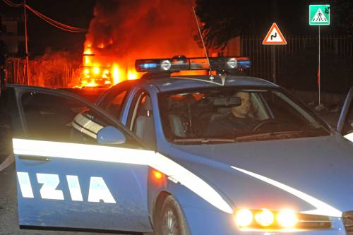Rifiuti, Napoli è nel caos: 
notte di scontri e incendi 
Mezzi bruciati e un ferito