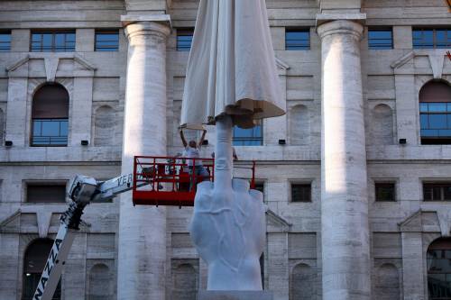 E Cattelan svelò il "dito medio" 
Una mostra contro le ideologie