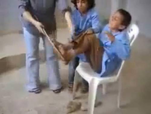 Siria, bimbi pestati in aula 
dalle maestre coi bastoni: 
il video choc gela internet