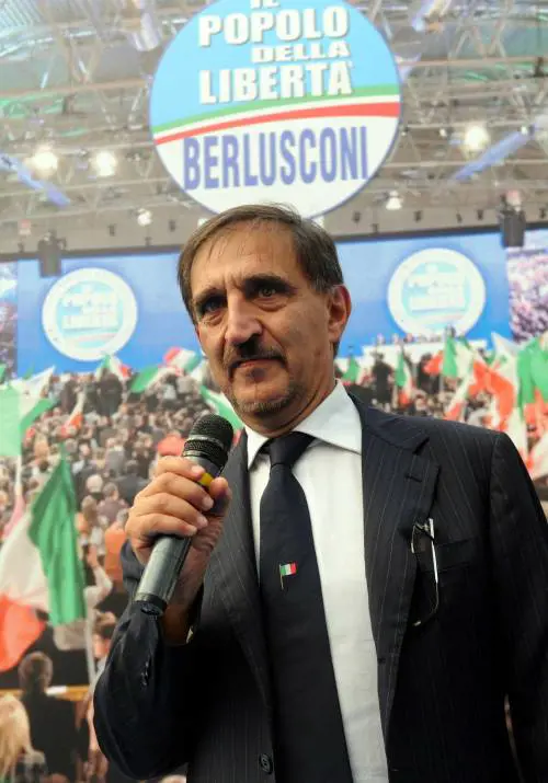 Bossi: "Fini dice basta gioco al massacro? Allora si dimette" 
Bersani: "Crisi profonda, niente di buono per il Paese"