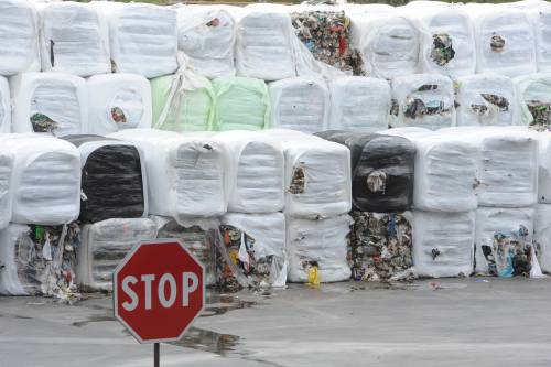 Rifiuti, tensione a Napoli: scontri 
E Maroni: "Gestiamo l'emergenza"