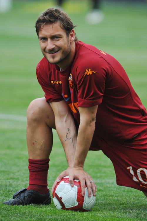 Totti compie 34 anni: "Voglio la Champions". Ranieri gli regala la pace