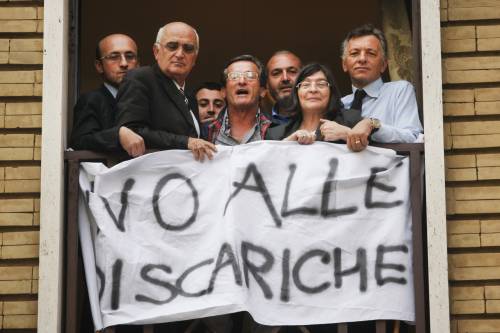 Rifiuti, il sindaco di Terzigno vede Berlusconi: 
"Mi ha assicurato che la discarica non si farà"