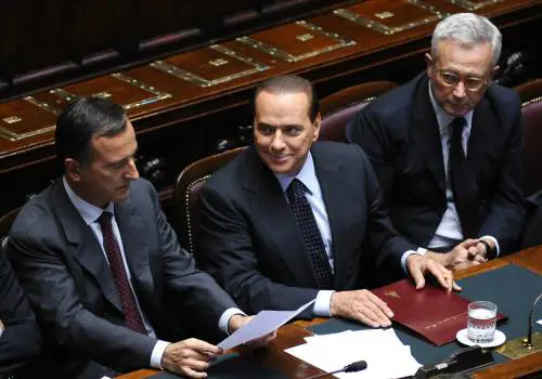 Sorrisi, auguri e veleni. Berlusconi: "Che compleanno di m..."