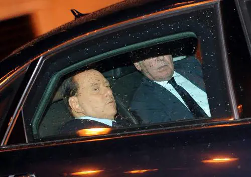 Berlusconi taglia corto e aspetta al varco i finiani. "O con me o contro di me"