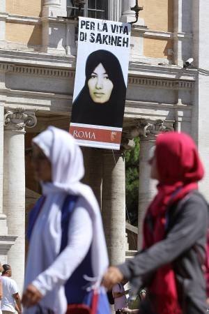 Teheran, i figli di Sakineh all'Italia: 
"Berlusconi ci dia asilo politico"