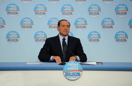 Berlusconi mette in campo i "team della libertà" 
"Dobbiamo prepararci se la situazione precipita"